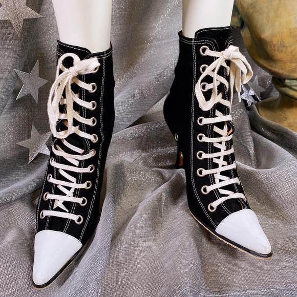 ♥️SOLD♥️MANOLO BLAHNIK Classic Black & White Logo EUC Sneaker 4” Heel Booties 39 - Picture 14 of 17